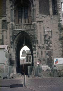 834560 Afbeelding van het afvoeren van de klokken van het carillon van de Domtoren (Domplein) te Utrecht in verband met ...